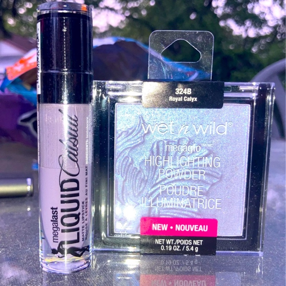 Liquid catsuit matte lipstick+highlighting powder